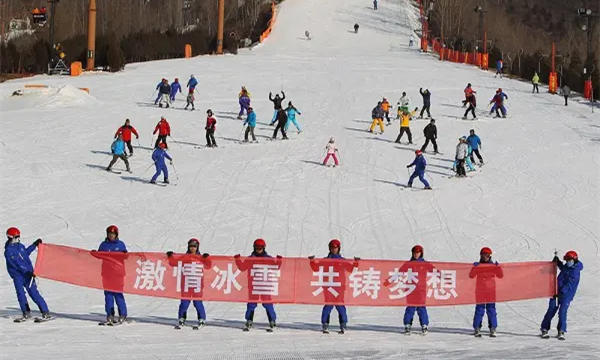 国内各类冬季赛事陆续展开 大众冰雪活动持续升温