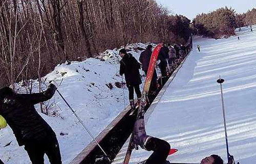 小型室外滑雪场需要安装多少条魔毯？