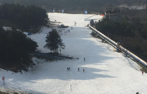 室外滑雪场应不应该安装缆车？